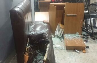 Criança de 4 anos fica ferida após carro invadir barbearia no Centro de Manhuaçu