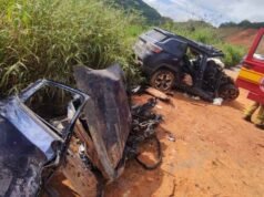 Acidente grave entre caminhão e carro deixa três mortos na BR-262, em Minas Gerais