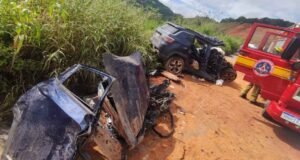 Acidente grave entre caminhão e carro deixa três mortos na BR-262, em Minas Gerais