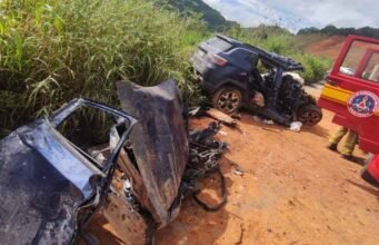 Acidente grave entre caminhão e carro deixa três mortos na BR-262, em Minas Gerais
