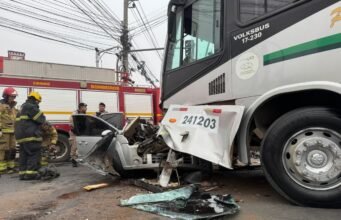 Veja fotos; Colisão frontal entre ônibus e carro deixa jovem em estado grave em Juiz de Fora