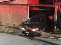 Jovem de 27 anos é preso após colidir contra poste e portão no Novo Cruzeiro