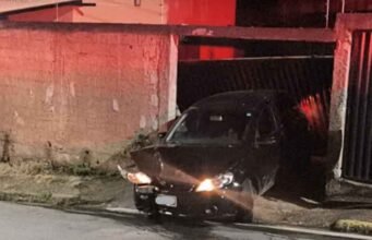 Jovem de 27 anos é preso após colidir contra poste e portão no Novo Cruzeiro