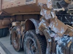 Vídeo; Caminhão com maconha e xampu tomba na BR-381 e carga é saqueada em Caeté