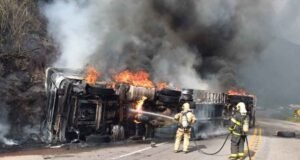 Vídeo; Carreta tomba, pega fogo e interdita BR-381 em Caeté; duas pessoas ficam feridas