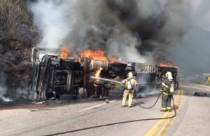 Vídeo; Carreta tomba, pega fogo e interdita BR-381 em Caeté; duas pessoas ficam feridas