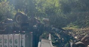 Vídeo; Carreta despenca de viaduto e deixa dois feridos em estado grave no Anel Rodoviário