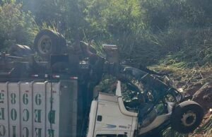 Vídeo; Carreta despenca de viaduto e deixa dois feridos em estado grave no Anel Rodoviário