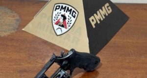 Conflito por dívida termina com casal preso e revólver apreendido em Alvinópolis