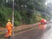 Fio de alta tensão cai em via pública em Itabira, mobiliza Bombeiros e CEMIG