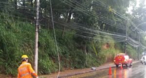 Fio de alta tensão cai em via pública em Itabira, mobiliza Bombeiros e CEMIG