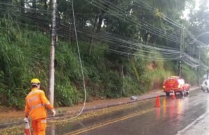 Fio de alta tensão cai em via pública em Itabira, mobiliza Bombeiros e CEMIG