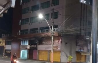 Bombeiros combatem incêndio em lanchonete no Centro de Sete Lagoas