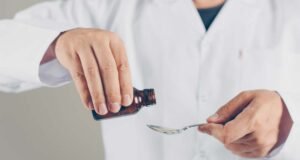 Entenda os riscos! Anvisa proíbe xaropes com clobutinol por risco de arritmia cardíaca grave