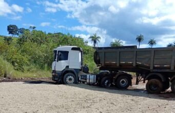 URGENTE: MG-129 é totalmente interditada em Itabira após colisão e vazamento de combustível