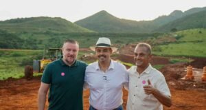 Prefeito de Barão de Cocais Geraldo Abade recebe governador Mateus Simões em visita às obras da MGC-262