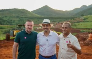 Prefeito de Barão de Cocais Geraldo Abade recebe governador Mateus Simões em visita às obras da MGC-262