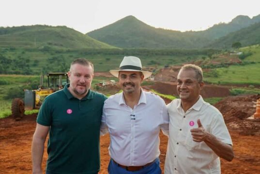 Prefeito de Barão de Cocais Geraldo Abade recebe governador Mateus Simões em visita às obras da MGC-262