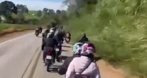 Vídeo; Motociclista perde controle e bate em carreta durante romaria em MG