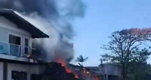 Vídeo; Queda de avião atinge casas e deixa mortos no litoral do RS