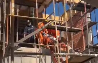 Bombeiros resgatam trabalhador após queda em obra em Sete Lagoas