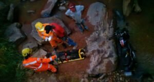 Itabira; Bombeiros socorrem motociclista após queda de ponte em estrada do Forninho