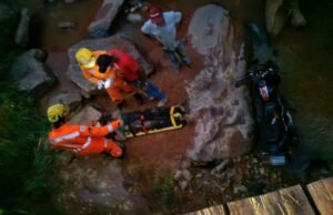 Itabira; Bombeiros socorrem motociclista após queda de ponte em estrada do Forninho