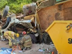 Motorista fica ferido após caminhão tombar na BR-381, em Betim