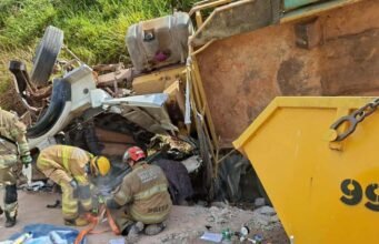 Motorista fica ferido após caminhão tombar na BR-381, em Betim