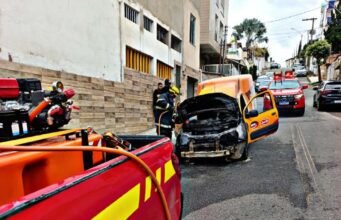 Incêndio destrói Fiat Fiorino no bairro Novo Horizonte, em João Monlevade