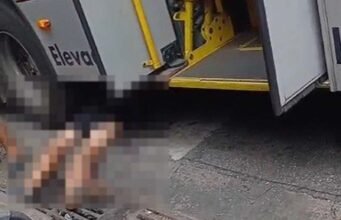 Homem é resgatado com vida após ser atropelado e ficar preso debaixo de ônibus no Centro de Belo Horizonte