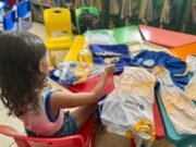 São Gonçalo do Rio Abaixo; Alunos da rede municipal de educação recebem kits de uniformes