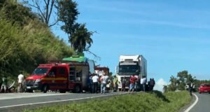 Sete Lagoas; Acidente entre ônibus intermunicipal e caminhão deixa oito feridos na BR-040