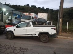 Motociclista fica ferido após colisão com Fiat Strada na Avenida Armando Fajardo, em João Monlevade