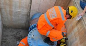 Bombeiros e Samu resgatam vítima de queda em estação de tratamento de esgoto em João Monlevade