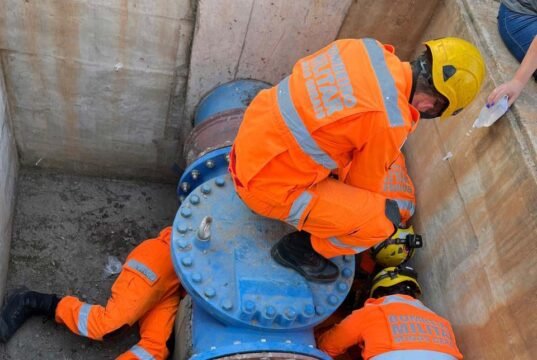 Bombeiros e Samu resgatam vítima de queda em estação de tratamento de esgoto em João Monlevade