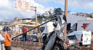 Vídeo; Carreta desgovernada atinge 10 veículos no Anel Rodoviário e deixa duas pessoas feridas em BH