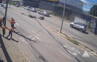 Vídeo; Duas motos colidem em frente ao Sevor e deixam feridos em João Monlevade